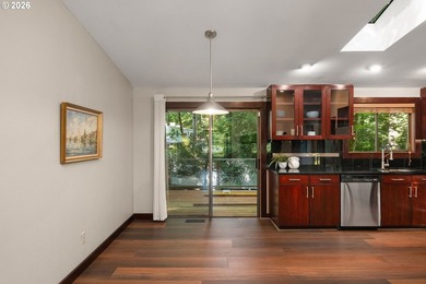 Minutes to downtown Lake Oswego. Boutique shopping, wine bars - photo 10