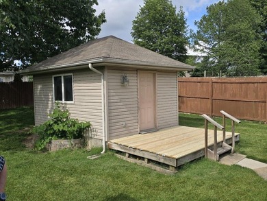 SHOP (16' x 12', new wood front porch, matches house, has - photo 3