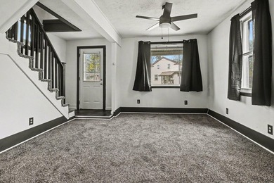 Affordable AND Renovated this charming super clean 3 bedroom - photo 3