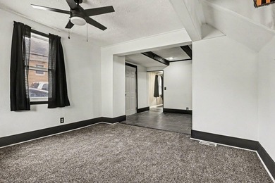 Affordable AND Renovated this charming super clean 3 bedroom - photo 4