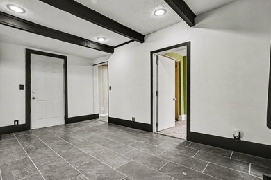 Affordable AND Renovated this charming super clean 3 bedroom - photo 7