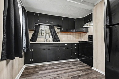 Affordable AND Renovated this charming super clean 3 bedroom - photo 8