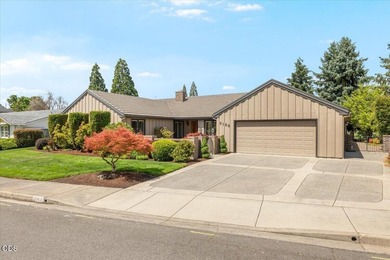 Luxury golf course frontage property! Fully renovated 4-bedroom - photo 2