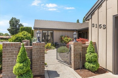 Luxury golf course frontage property! Fully renovated 4-bedroom - photo 3