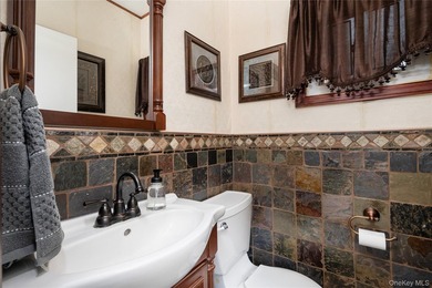 Welcome to this beautifully maintained center hall colonial - photo 14