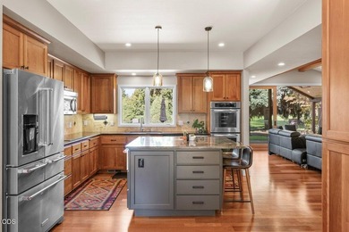 Luxury golf course frontage property! Fully renovated 4-bedroom - photo 5