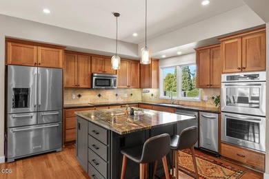 Luxury golf course frontage property! Fully renovated 4-bedroom - photo 6