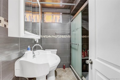 Welcome to this beautifully maintained 4-bedroom, 3-bathroom - photo 19