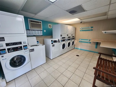 This charming 2-bedroom, 1-bath mobile home is located in a - photo 20