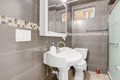 Welcome to this beautifully maintained 4-bedroom, 3-bathroom - photo 20