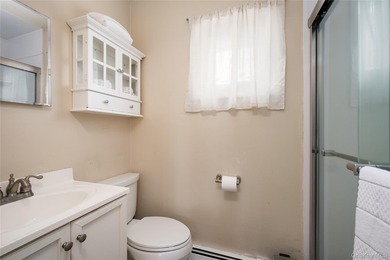 Welcome to this beautifully maintained center hall colonial - photo 21