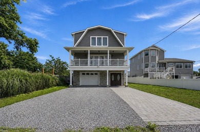 Experience waterfront luxury in this exceptional canal-front - photo 1
