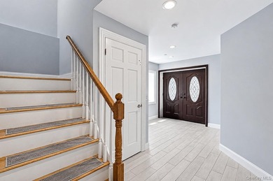 Experience waterfront luxury in this exceptional canal-front - photo 2