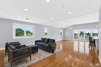 Experience waterfront luxury in this exceptional canal-front - photo 4