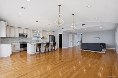 Experience waterfront luxury in this exceptional canal-front - photo 5