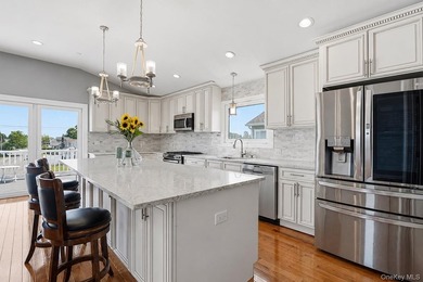 Experience waterfront luxury in this exceptional canal-front - photo 7