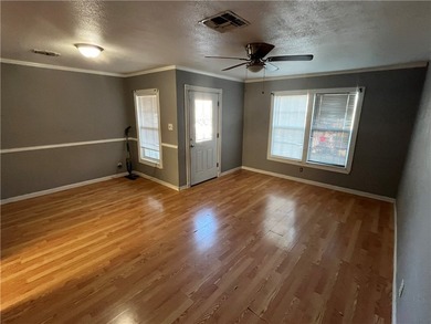 Welcome to this cozy 3bed 2bath unfurnished home. Calling all - photo 16