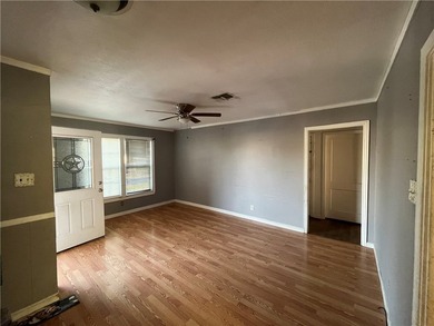 Welcome to this cozy 3bed 2bath unfurnished home. Calling all - photo 17