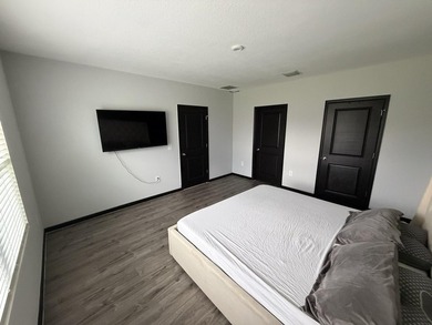 This immaculate Freshly painted 3-bedroom, 2-bathroom and a 2 - photo 28