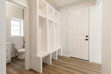 Welcome to this exceptional bungalow offering over 2,500 sq. ft - photo 21