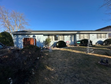 One level Ranch, 3 bed, 1 master bath, 1 half bath, oversized - photo 3