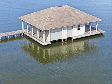 Beautiful waterfront property on Lake Guntersville featuring 4 - photo 5