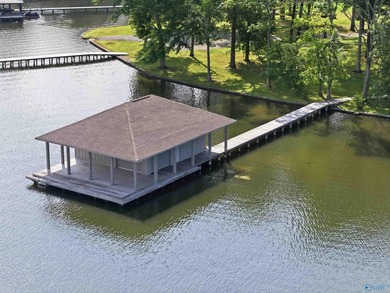 Beautiful waterfront property on Lake Guntersville featuring 4 - photo 6
