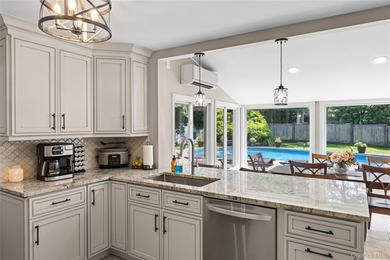 Welcome to this beautifully maintained 5-bedroom, 3.5-bath home - photo 10