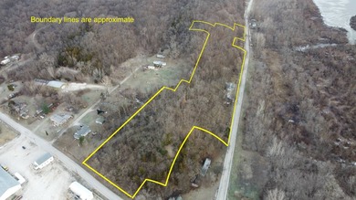 Only seconds from the Illinois River, this approximately 740 - photo 2
