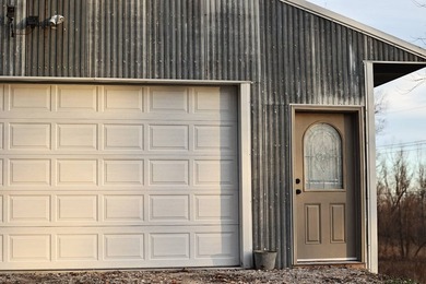 Only seconds from the Illinois River, this approximately 740 - photo 3