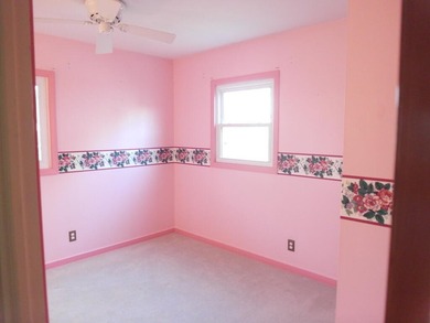 Location, location, location. Cozy, neat, 3-bedroom, 1 bath - photo 15