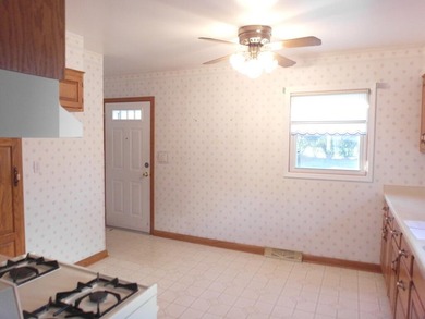 Location, location, location. Cozy, neat, 3-bedroom, 1 bath - photo 17