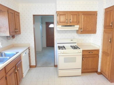 Location, location, location. Cozy, neat, 3-bedroom, 1 bath - photo 18