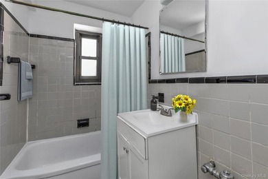 Opportunity awaits in the desirable River Gardens Coop! This - photo 5