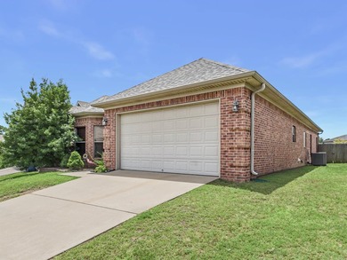 Beautiful brick 3-bedroom, 2-bath home featuring a spacious - photo 3