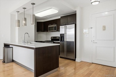 Welcome to this spacious and beautifully maintained 1-bedroom - photo 5