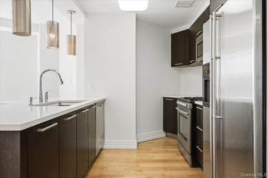 Welcome to this spacious and beautifully maintained 1-bedroom - photo 6