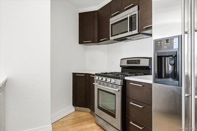 Welcome to this spacious and beautifully maintained 1-bedroom - photo 7