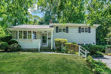 Welcome to 34 Grist Mill Ln. located in the desirable Halesite - photo 1