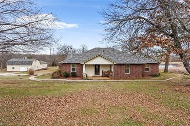 Discover this exquisite custom-built residence with a pond view - photo 3