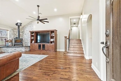 Discover this exquisite custom-built residence with a pond view - photo 4