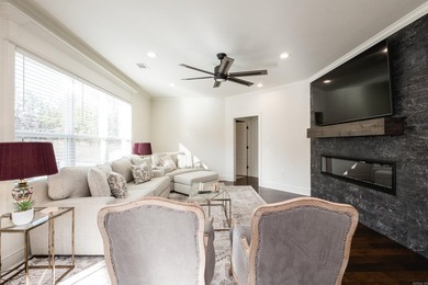 Beautiful like new construction custom built home in Waterview - photo 14