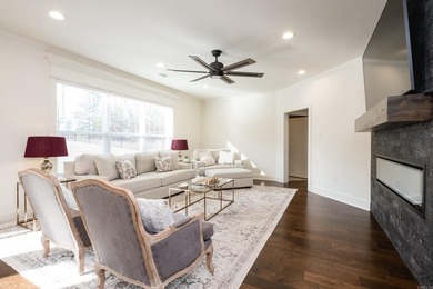Beautiful like new construction custom built home in Waterview - photo 15