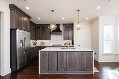 Beautiful like new construction custom built home in Waterview - photo 16
