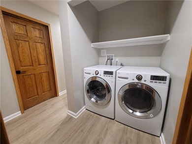 Welcome to your perfect home! This move-in ready true ranch has - photo 17