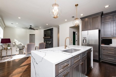 Beautiful like new construction custom built home in Waterview - photo 18