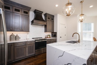 Beautiful like new construction custom built home in Waterview - photo 19