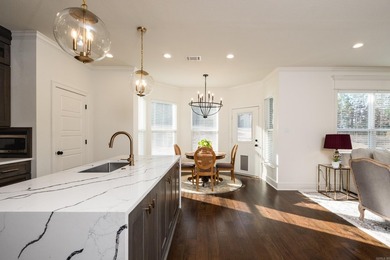 Beautiful like new construction custom built home in Waterview - photo 20