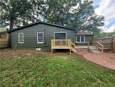 Welcome to your perfect home! This move-in ready true ranch has - photo 20