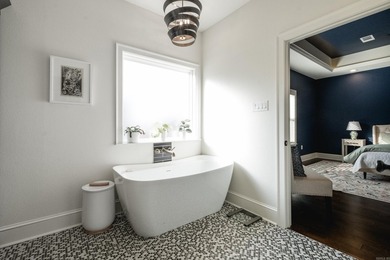 Beautiful like new construction custom built home in Waterview - photo 31